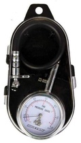 Analogový tlakoměr s ručičkou, stupnice BAR a PSI