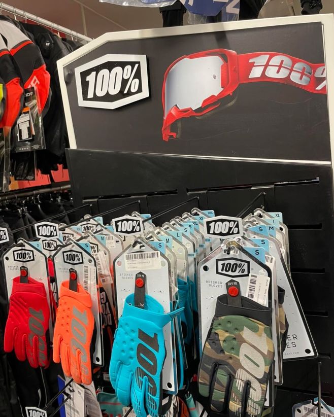 🔥 Novinky na skladod 100% právě dorazily! Vyber si z nejnovější kolekce rukavic 100% Brisker v parádních barvách – od...